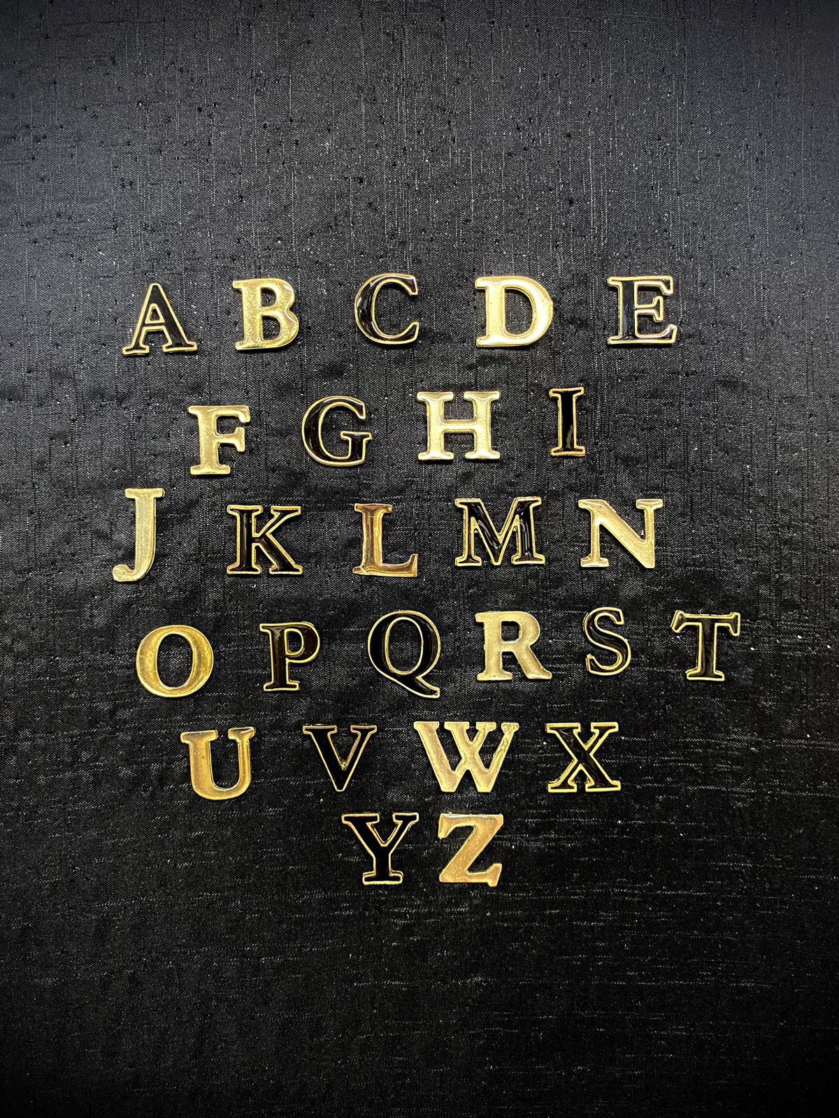 Pines de Letras Metálicas en Dorado y Negro para Sombreros