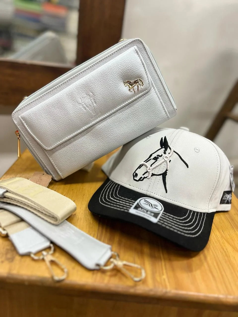 Combo Caballista Mujer Blanco – Gorra y Cartera de Cuero
