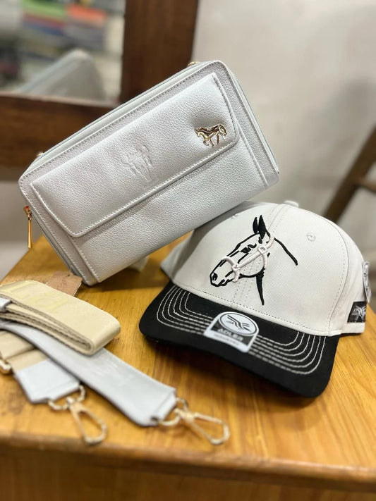 Combo Caballista Mujer Blanco – Gorra y Cartera de Cuero