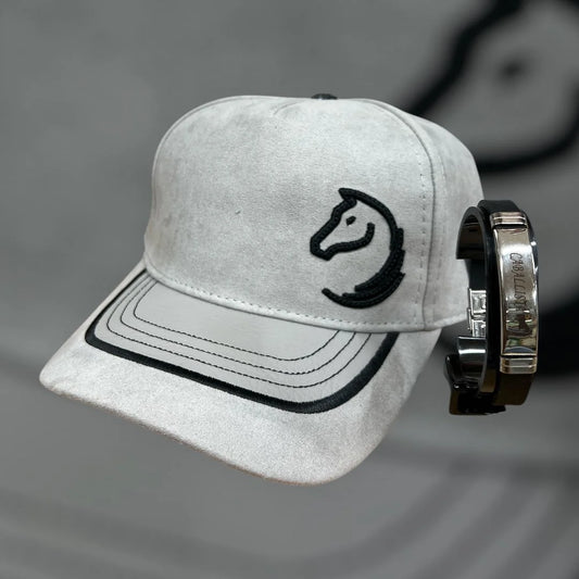 Combo Caballista – Gorra Gris + Manilla Caballista en Acero Plateado