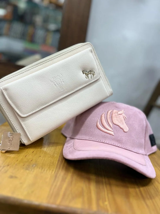 Combo Caballista Mujer Rosa – Gorra y Cartera de Cuero