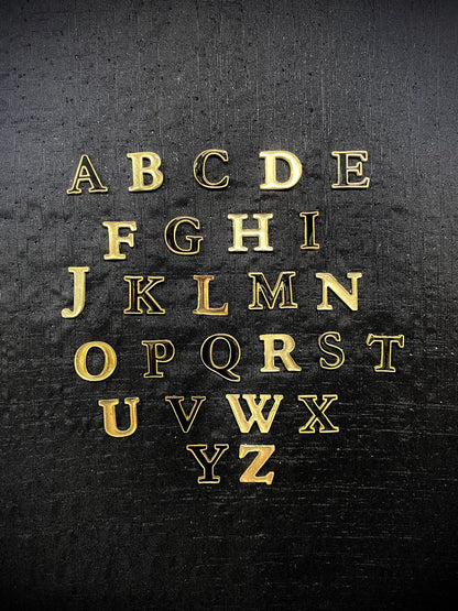 Pines de Letras Metálicas en Dorado y Negro para Sombreros